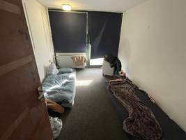 Angebot des Studierendenwerks: Matratze auf schimmligem Boden – so sieht die Notunterkunft für Studierende in München aus